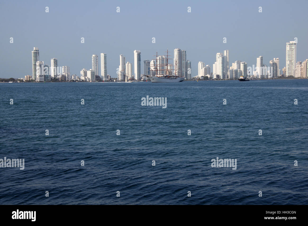 Skyline der Stadt Cartagena, Kolumbien über dem karibischen Meer Hafeneinfahrt, Südamerika. Stockfoto Skyline der Stadt Cartagena, Kolumbien über dem karibischen Meer Hafeneinfahrt, Südamerika. Stockfoto