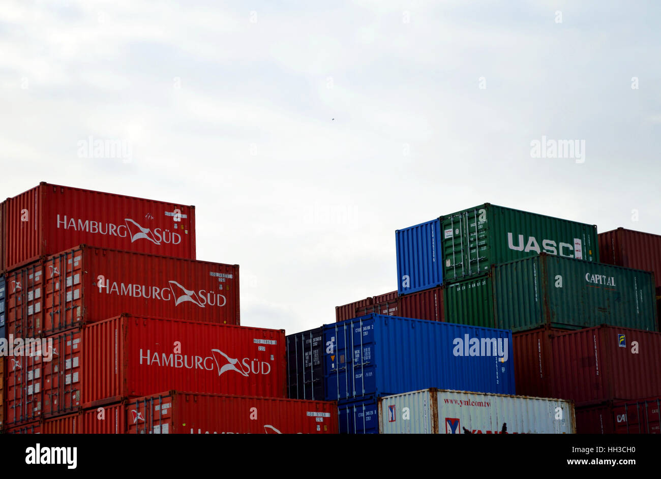 Gestapelten Containern in einem port.in Southampton Stockfoto