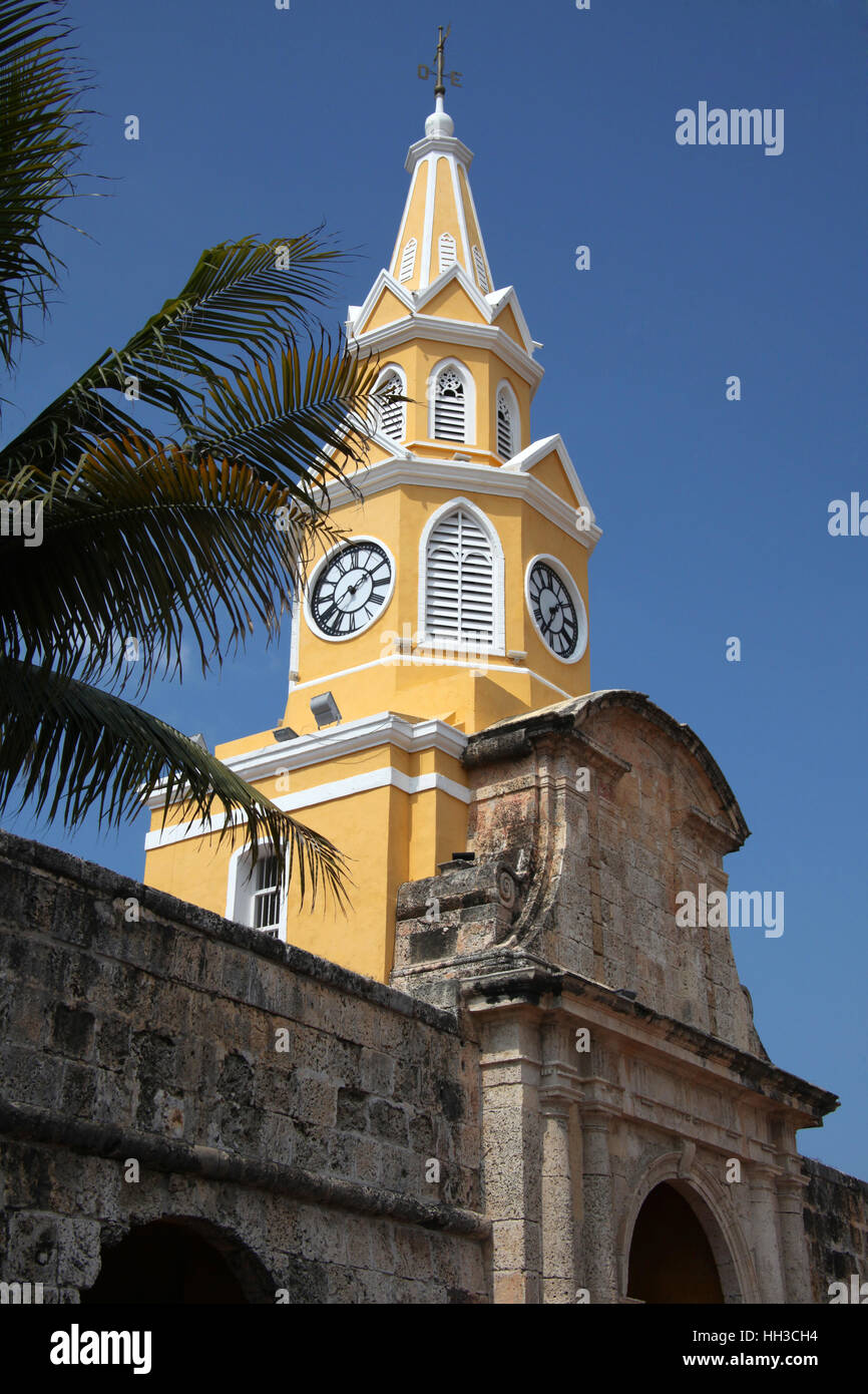 Cartagenas berühmtesten Wahrzeichen, der Torre del Reloj oder Uhrturm, war einst der Hauptzugang zu den Stadtmauern, Kolumbien, Südamerika. Stockfoto