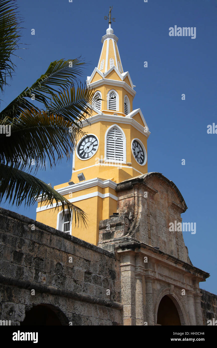Cartagenas berühmtesten Wahrzeichen, der Torre del Reloj oder Uhrturm, war einst der Hauptzugang zu den Stadtmauern, Kolumbien, Südamerika. Stockfoto Cartagenas berühmtesten Wahrzeichen, der Torre del Reloj oder Uhrturm, war einst der Hauptzugang zu den Stadtmauern, Kolumbien, Südamerika. Stockfoto