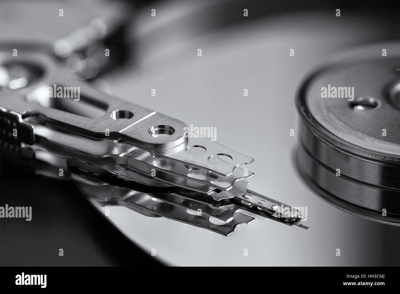 Nahaufnahme von Festplatte Plattenteller und Kopf in schwarz / weiß Stockfoto