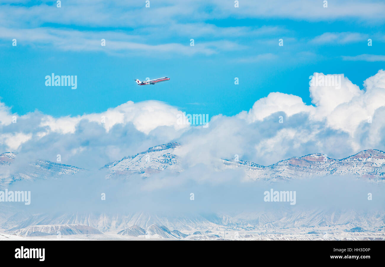 Flugzeug abheben von Grand Junction, Colorado mit den Bookcliff-Bergen im Hintergrund und einige wunderbare Wolken. Stockfoto