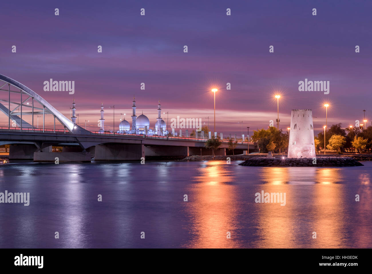 Abu Dhabi Sehenswürdigkeiten.  Maqta Fort und Brücke in Abu Dhabi bei Sonnenuntergang mit Scheich-Zayid-Moschee im Hintergrund Stockfoto