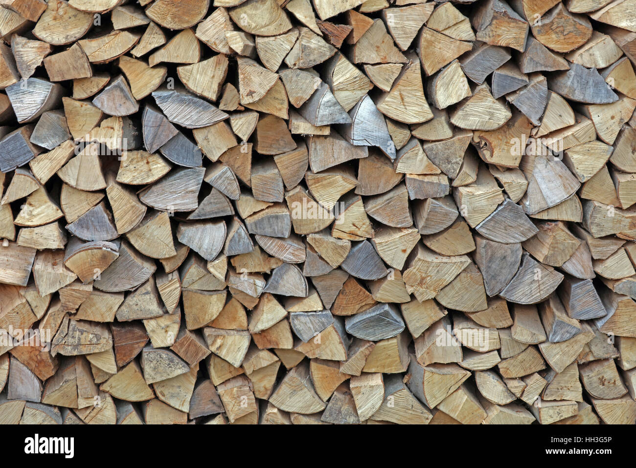 Brennholz Kaminholz Feuerholz gespalten Stockfoto