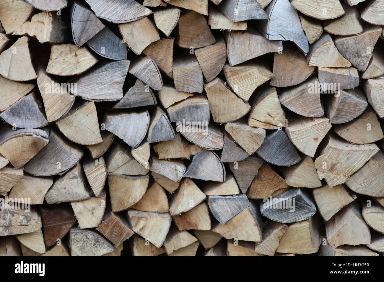 Brennholz Kaminholz Feuerholz gespalten Stockfoto