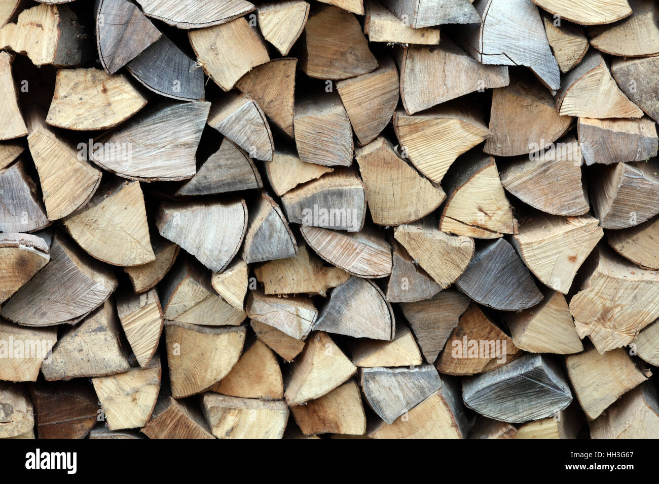 Brennholz Kaminholz Feuerholz gespalten Stockfoto