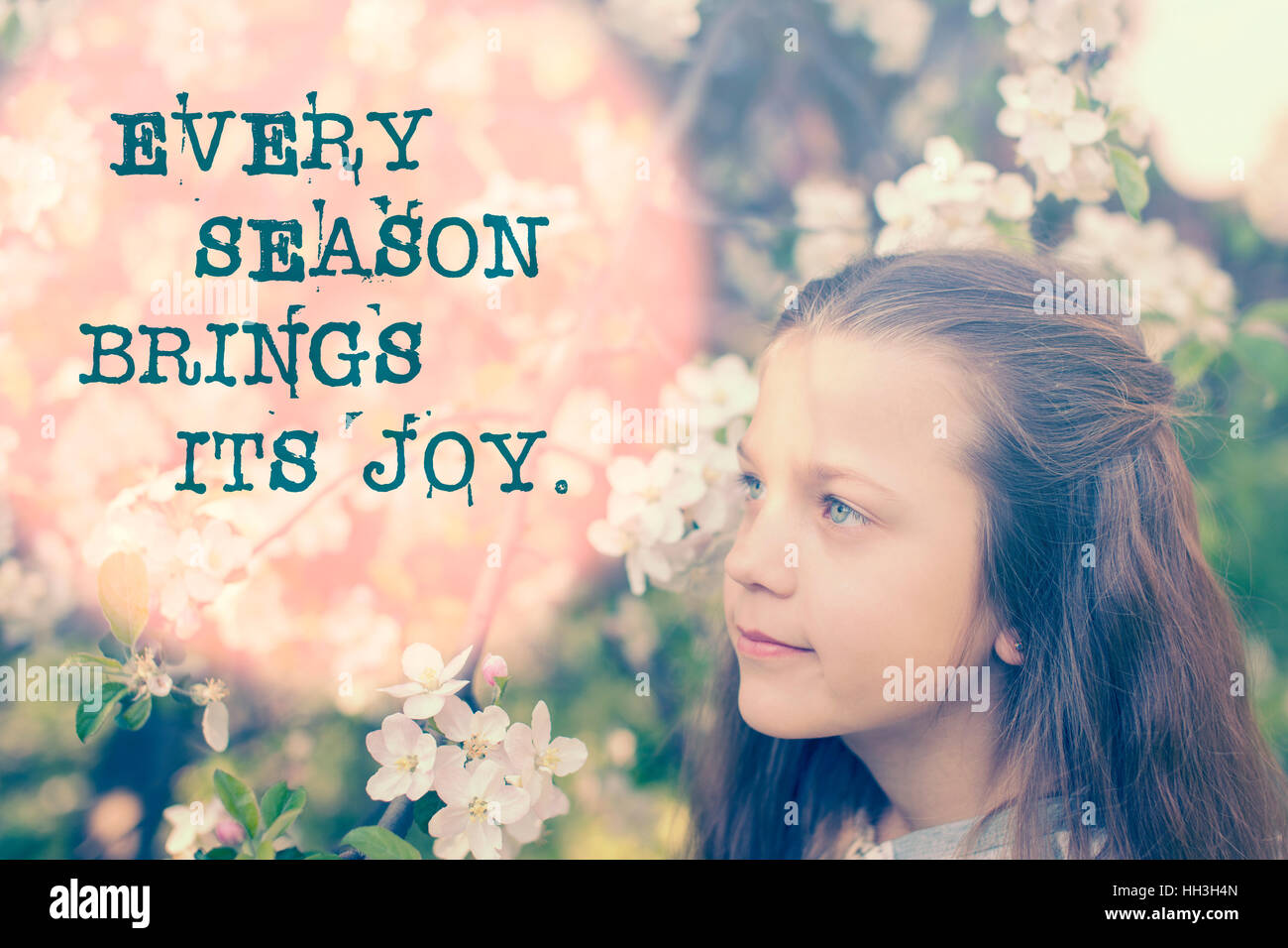 jede Jahreszeit bringt ihre Freude Sprichwort auf Bild mit Kind Mädchen in der Nähe von Apfelbaum Blüte gedruckt Stockfoto