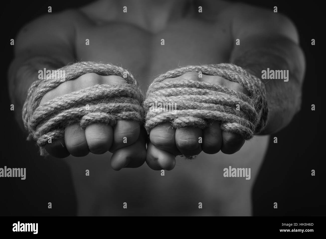 Hände-Thai-Boxer in den Vordergrund, die traditionelle Hanfseil umwickelt angepasst oder Training. Schwarz / weiß Stil Stockfoto