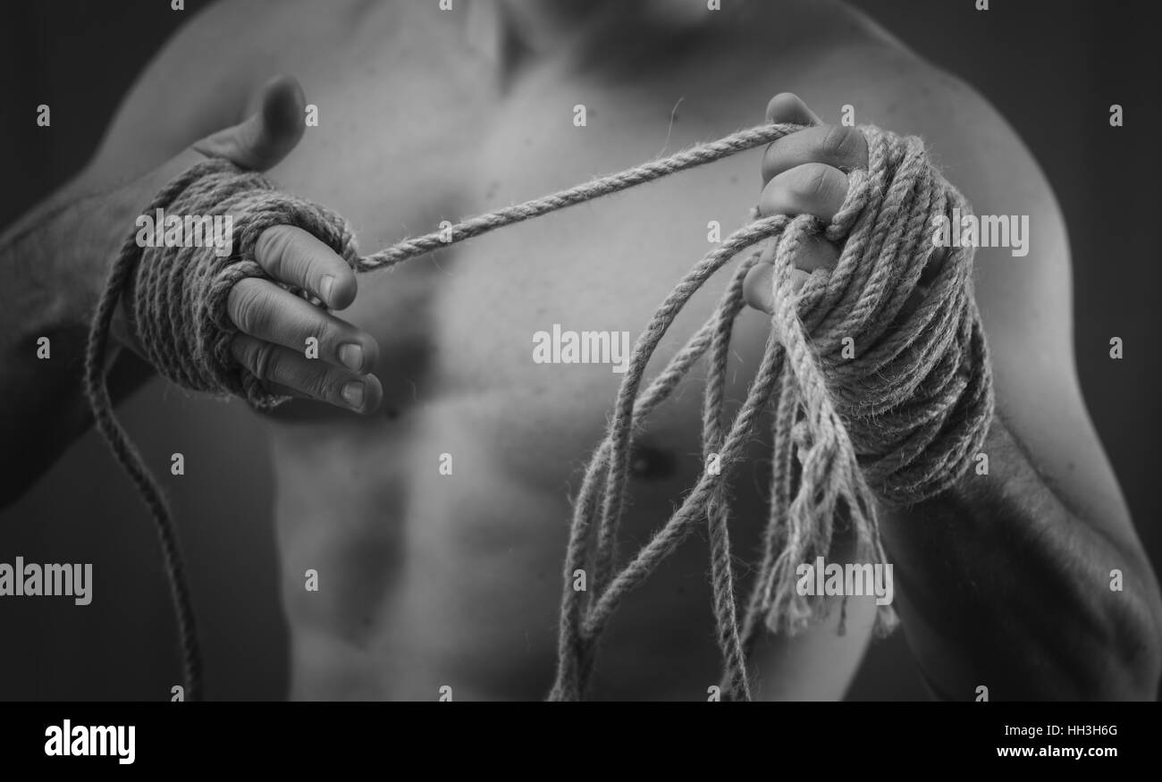 Nahaufnahme eines jungen Thai Boxer Hände Hanf, die Seile vor dem Kampf oder Training gewickelt werden. Schwarz / weiß Stil Stockfoto