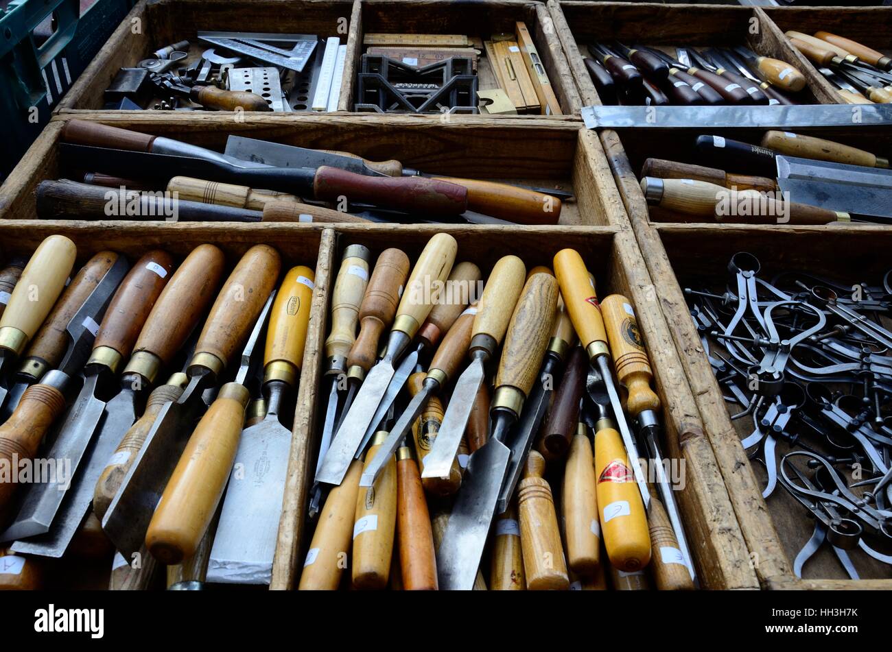 Kisten mit alten Vintage Holzbearbeitungswerkzeugen Zimmerei Stockfoto