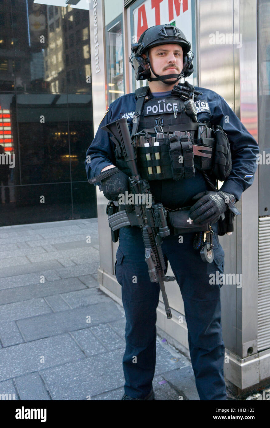 Ein bewaffneter NYPD Anti-Terror-Polizisten auf Patrouille am Times Square in Midtown Manhattan, New York City. Stockfoto