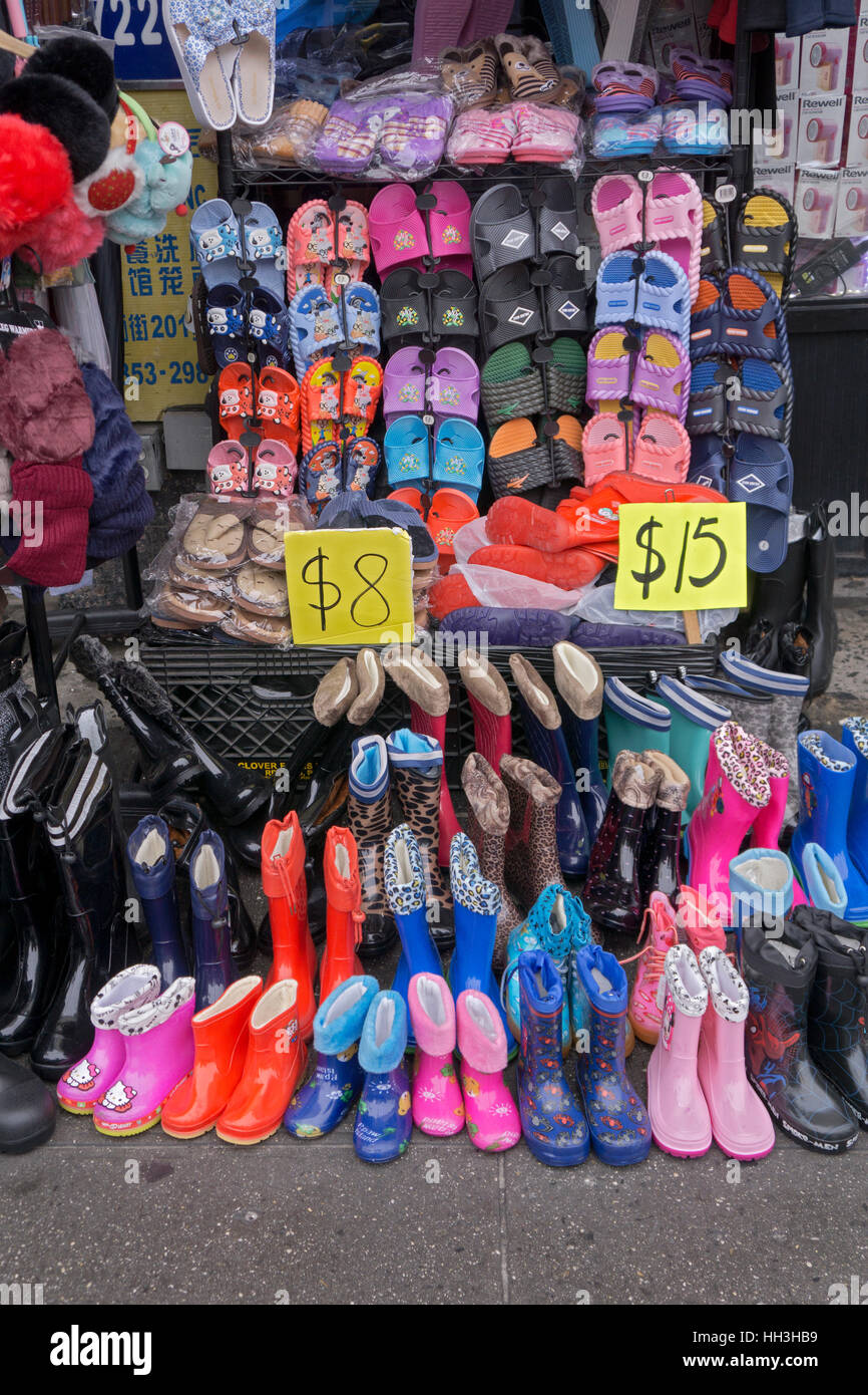 Preiswerte Schuhe Hausschuhe & Stiefel zum Verkauf an ein Schnäppchen-Shop auf der Main Street in Chinatown, Downtown Flushing, Queens, New York. Stockfoto