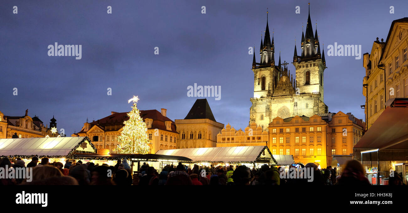 Vom Altstädter Ring in Prag mit Weihnachtsbaum, steht und für den Urlaub eingerichtet. Stockfoto
