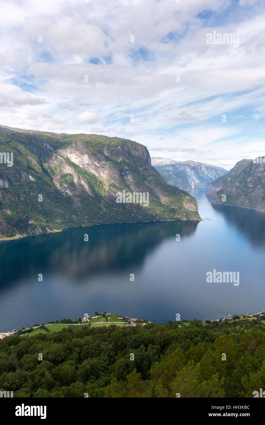 Blick vom Aussichtspunkt Stegastein auf den Sognefjord in Norwegen Stockfoto