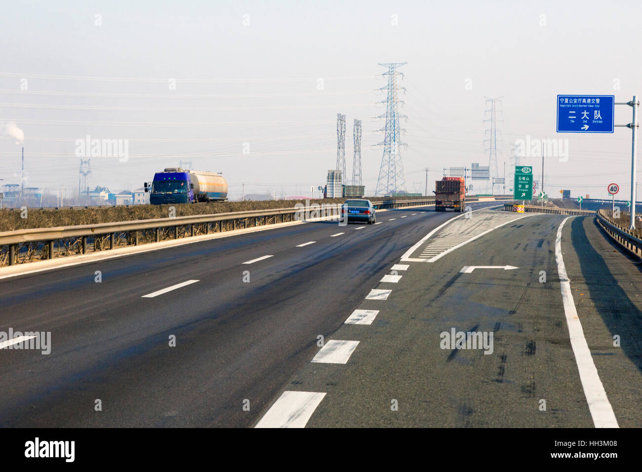 Schnellstraße auf lokalen Straßennetz, Shizuishan, Ningxia, China Stockfoto