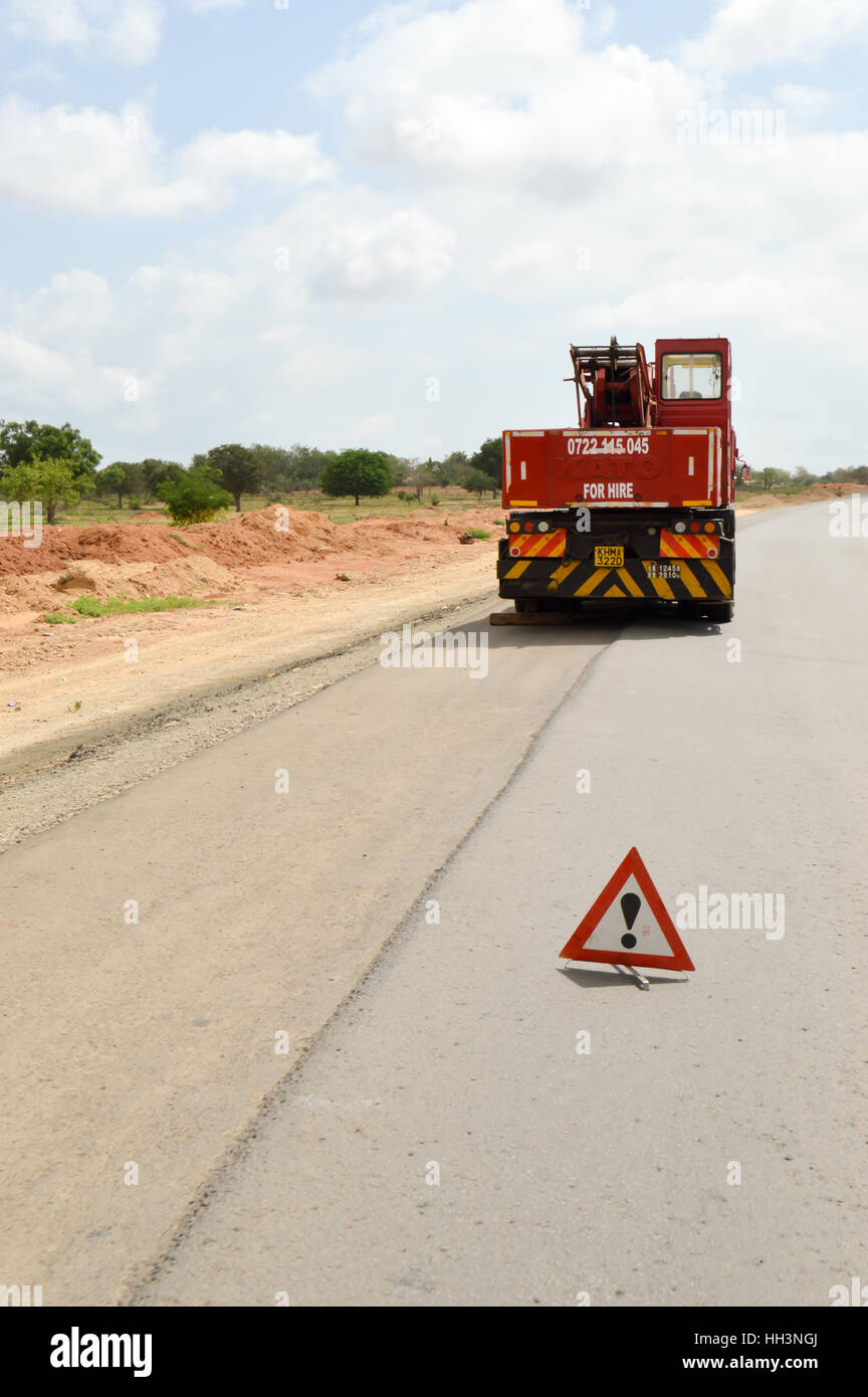 Tragbare Gefahr Straßenschild auf dem richtigen Weg mit dem Transport von Baumaschinen Stockfoto