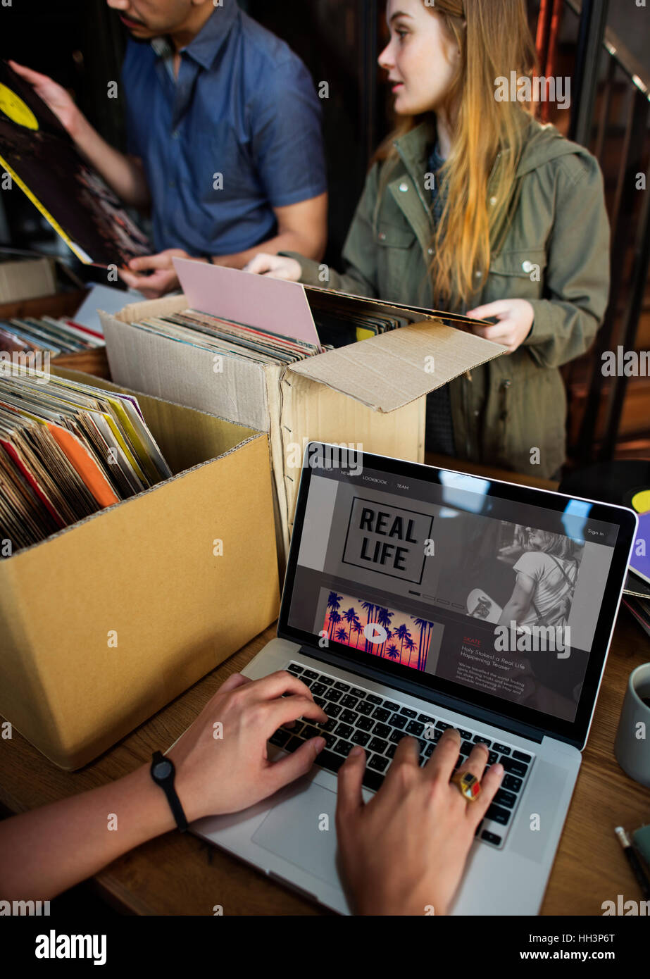 Vinyl Record Store Musik einkaufen Oldschool Klassiker Konzept Stockfoto