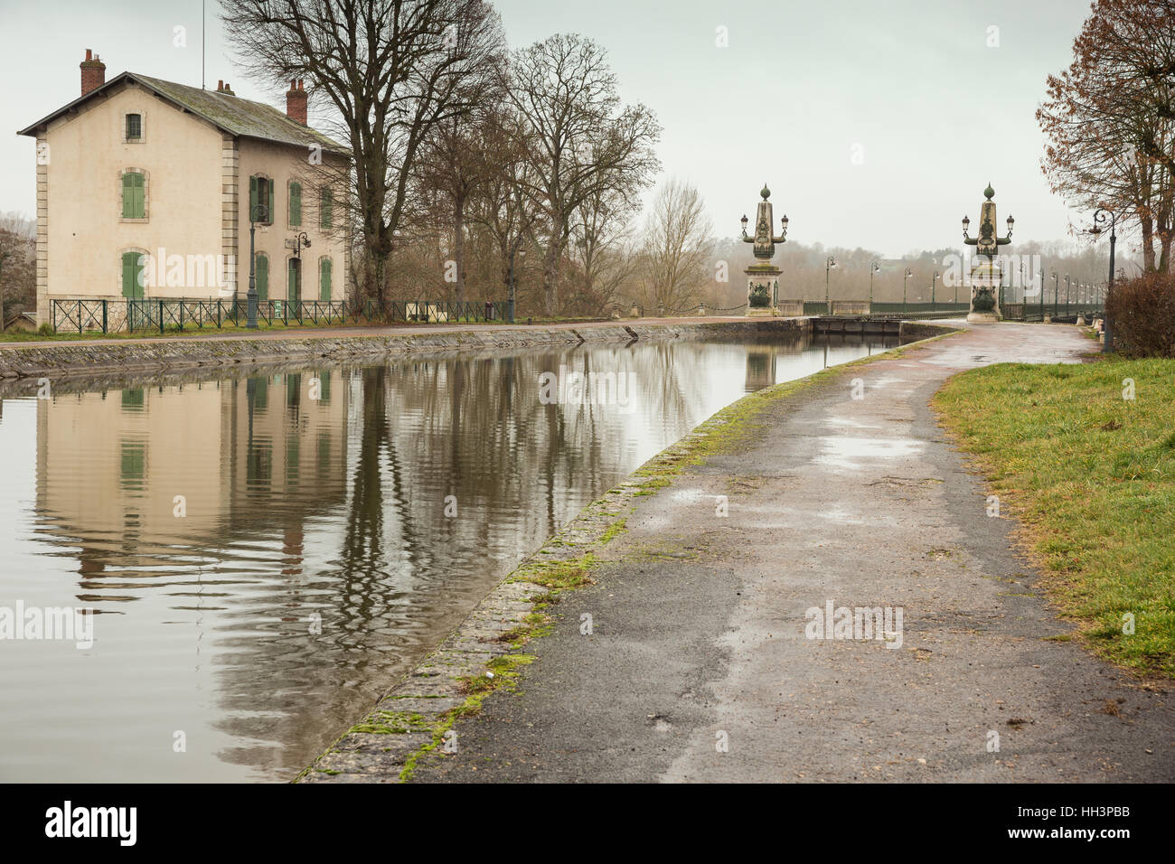 Briare Aquädukt mit dem Lockkeeper Haus Stockfoto