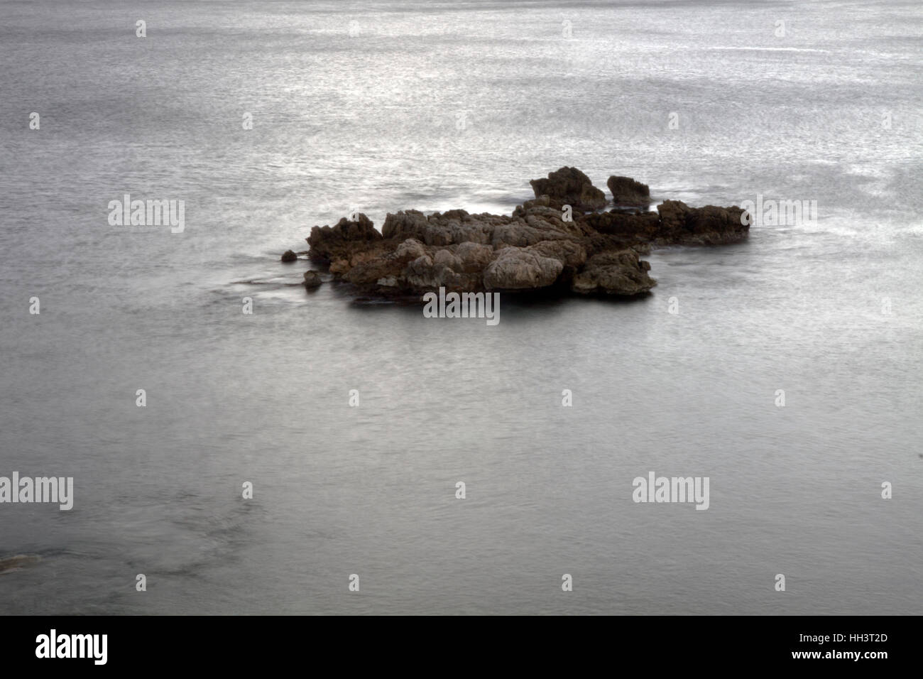 Dramatische meer Winter bewölkten Tag Lichtszene, Langzeitbelichtung blur Wasser Mallorca Spanien Stockfoto
