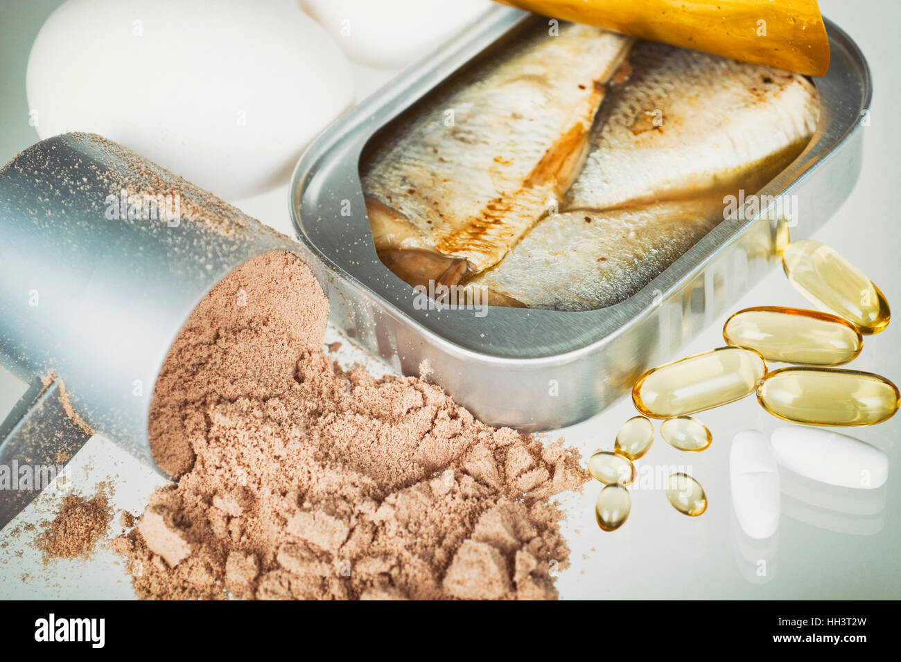 Proteinreiche Lebensmittel, Lebensmittel für Fitness und Omega-3; Fischöl Kapseln, Vitamin D3 und Magnesium Stockfoto