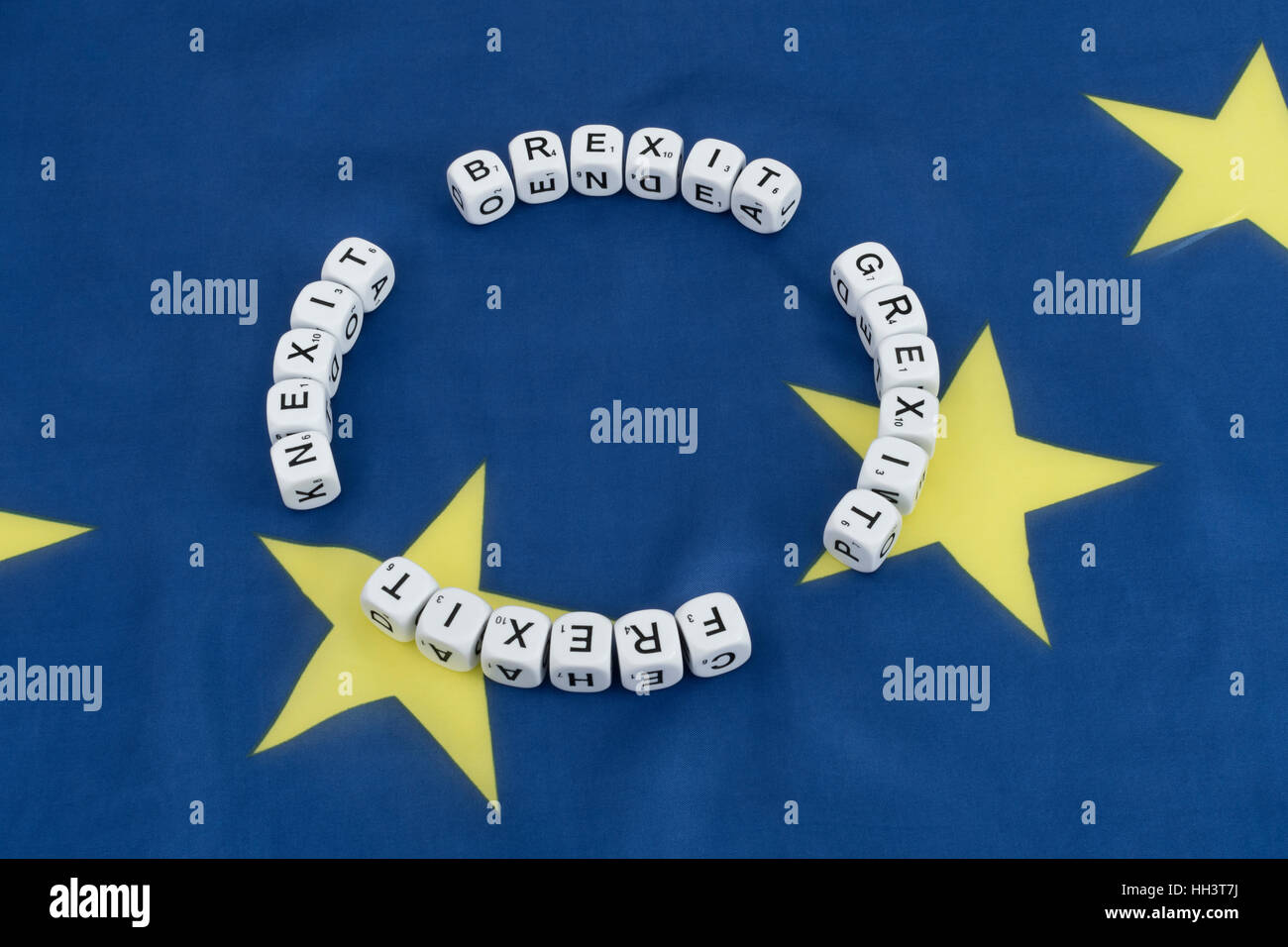 Frexit brexit Grexit Nbeenden - Wörter in einem Kreis auf einem blauen Hintergrund mit gelben Sternen. Metapher für das Konzept der EU auseinanderbrechen, Beziehungen zur EU. Stockfoto