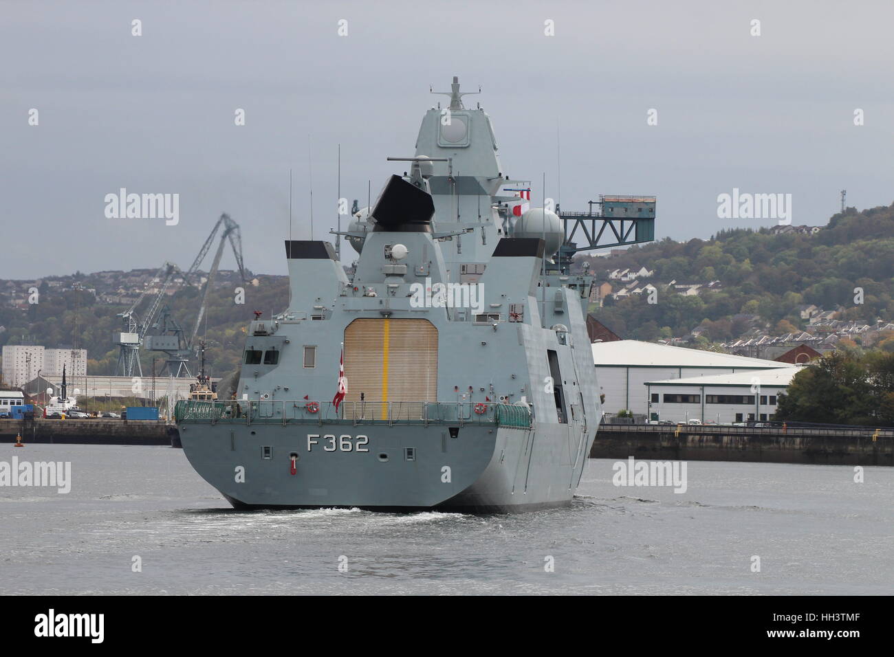 In der Nähe von Greenock von Shorefront, HDMS Peter Willemoes Heads-up Glasgow vor der Teilnahme an der Übung Joint Warrior übergeben. Stockfoto