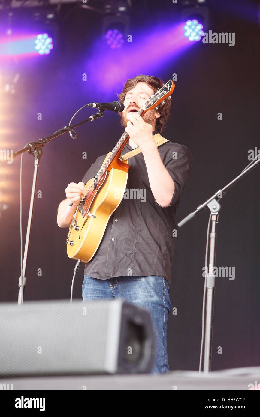 Kris Drever Lau durchführen mit Gitarre und Gesang in Hatfield House Folk durch die Eiche 24 Juli 2016 Stockfoto