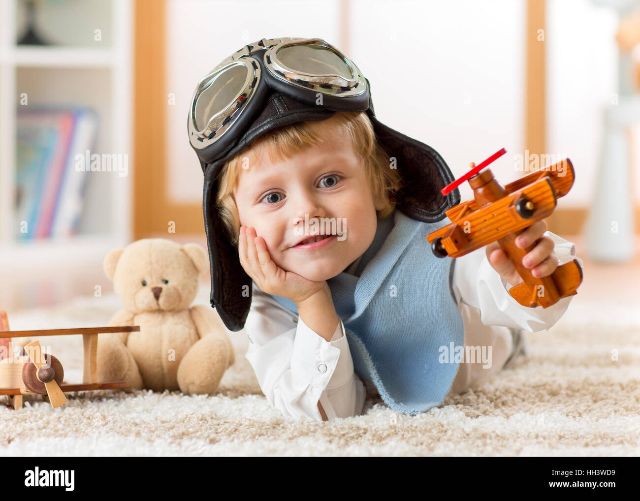 glückliches Kind Kleinkind Spielzeug Flugzeuge spielen und träumen davon, ein pilot Stockfoto