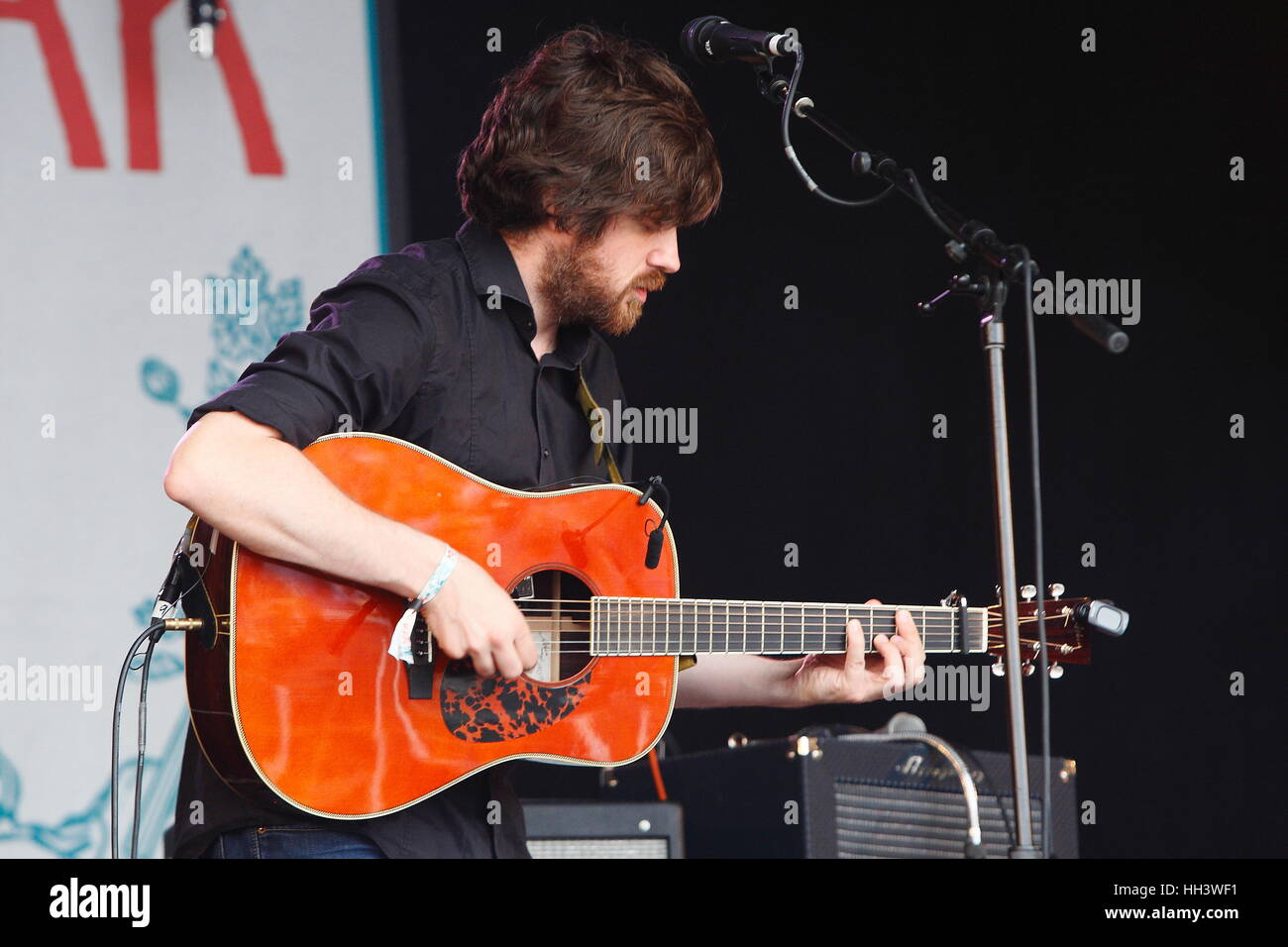 Kris Drever Lau durchführen mit Gitarre und Gesang in Hatfield House Folk durch die Eiche 24 Juli 2016 Stockfoto