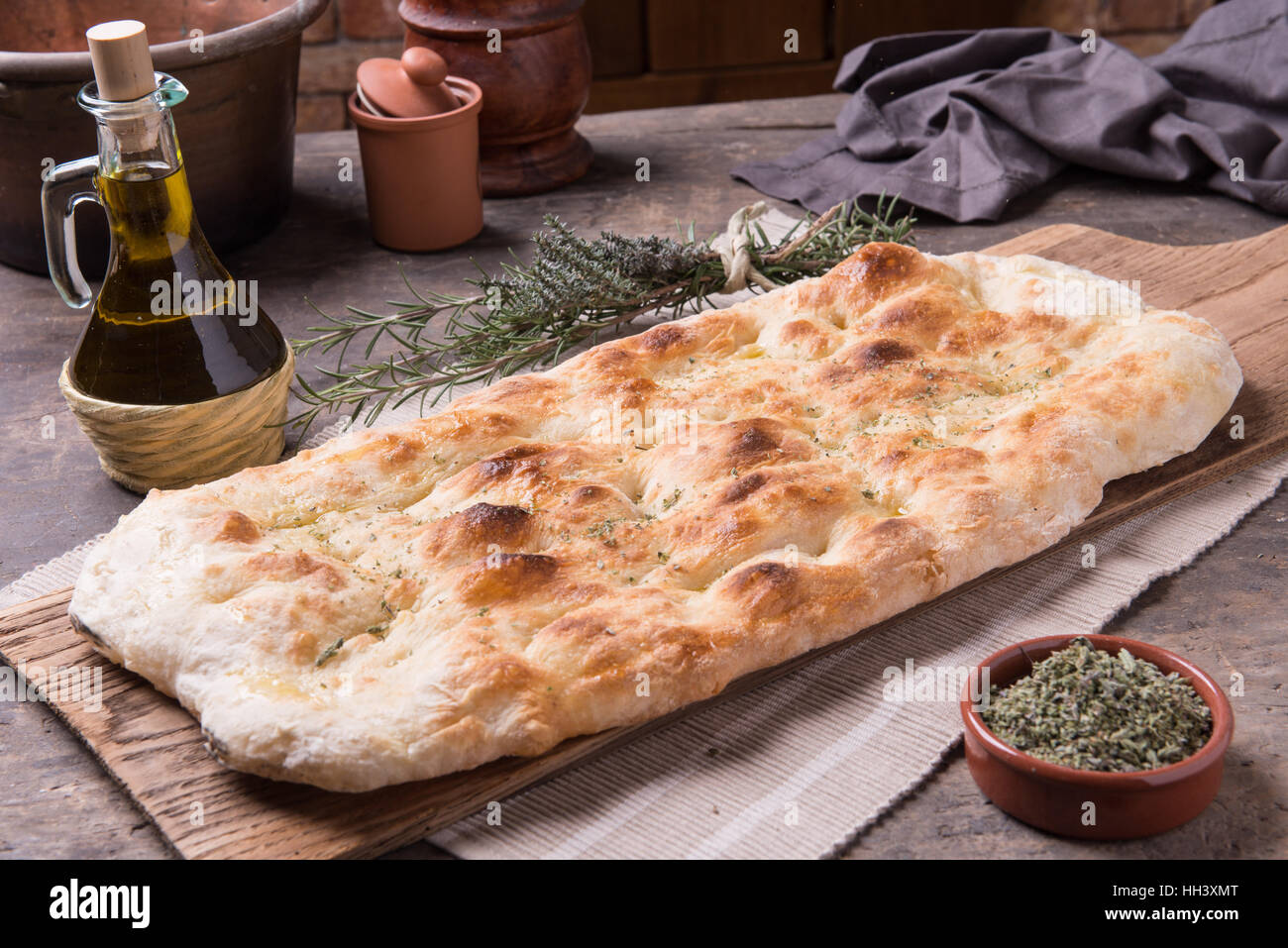 Focaccia Romana Brot auf Rusti Stilleben Komposition Stockfoto