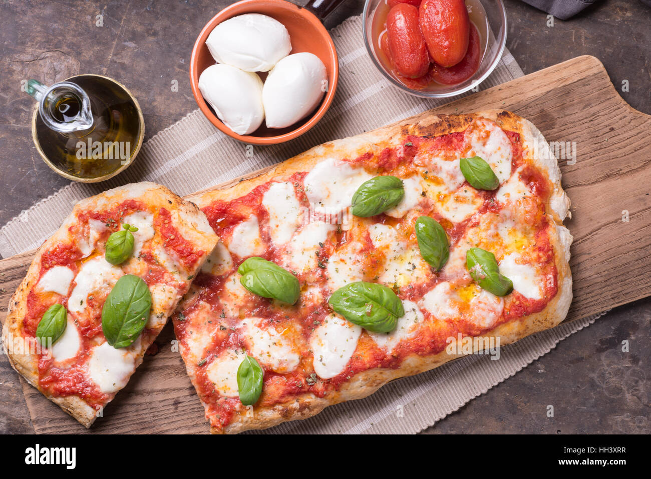 Rechteckige Form und Dicke Hand Romana Pizza gemacht Stockfoto