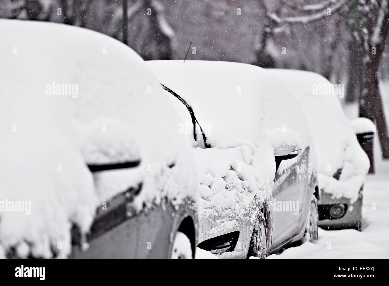 Scheibenwischer eines schneebedeckten Autos nach starkem Schneefall Stockfoto