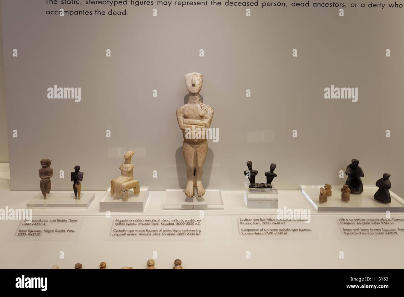Kykladen-Art Marmor Figuren sitzende Figur und schwangere Frau, Knossos-Tekes, Koumasa, 2600-2300 v. Chr.. Stockfoto