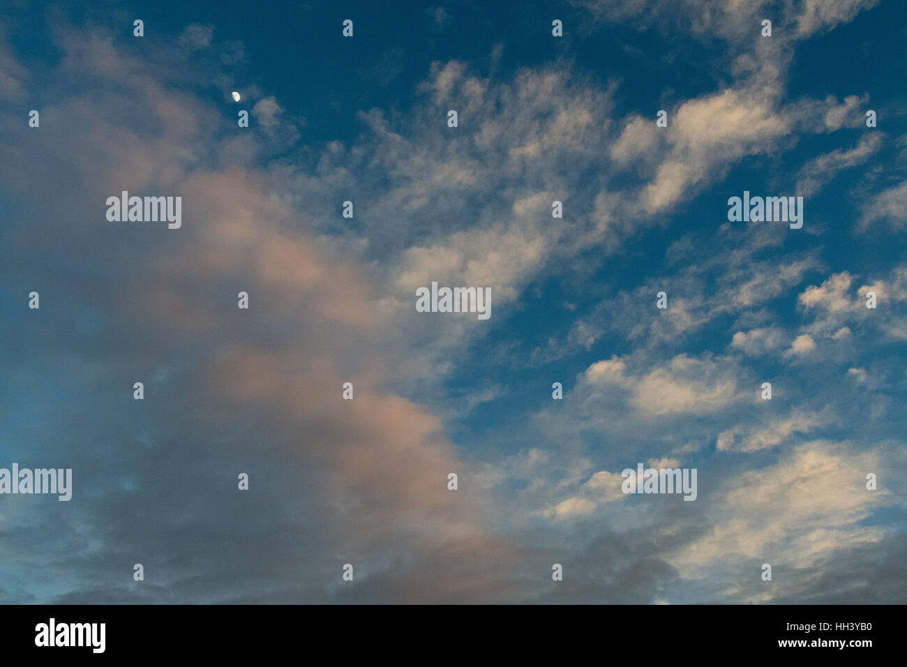 Mond und Wolken in der Abenddämmerung, Bosque del Apache National Wildlife Refuge, New Mexico, USA. Stockfoto