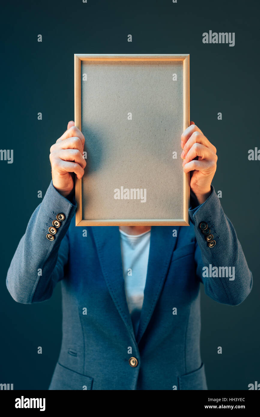 Business-Frau mit leeren Diplom Zertifikat als Raum Mock up kopieren Stockfoto