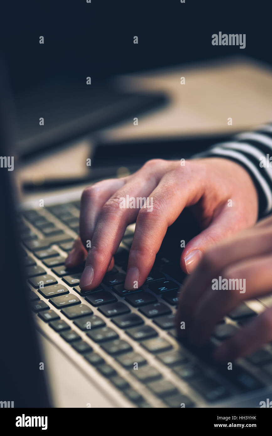 Eingabe von Händen und Laptop-Computer im Büro, Frau Tastatur verwenden, um Text zu veröffentlichen Stockfoto