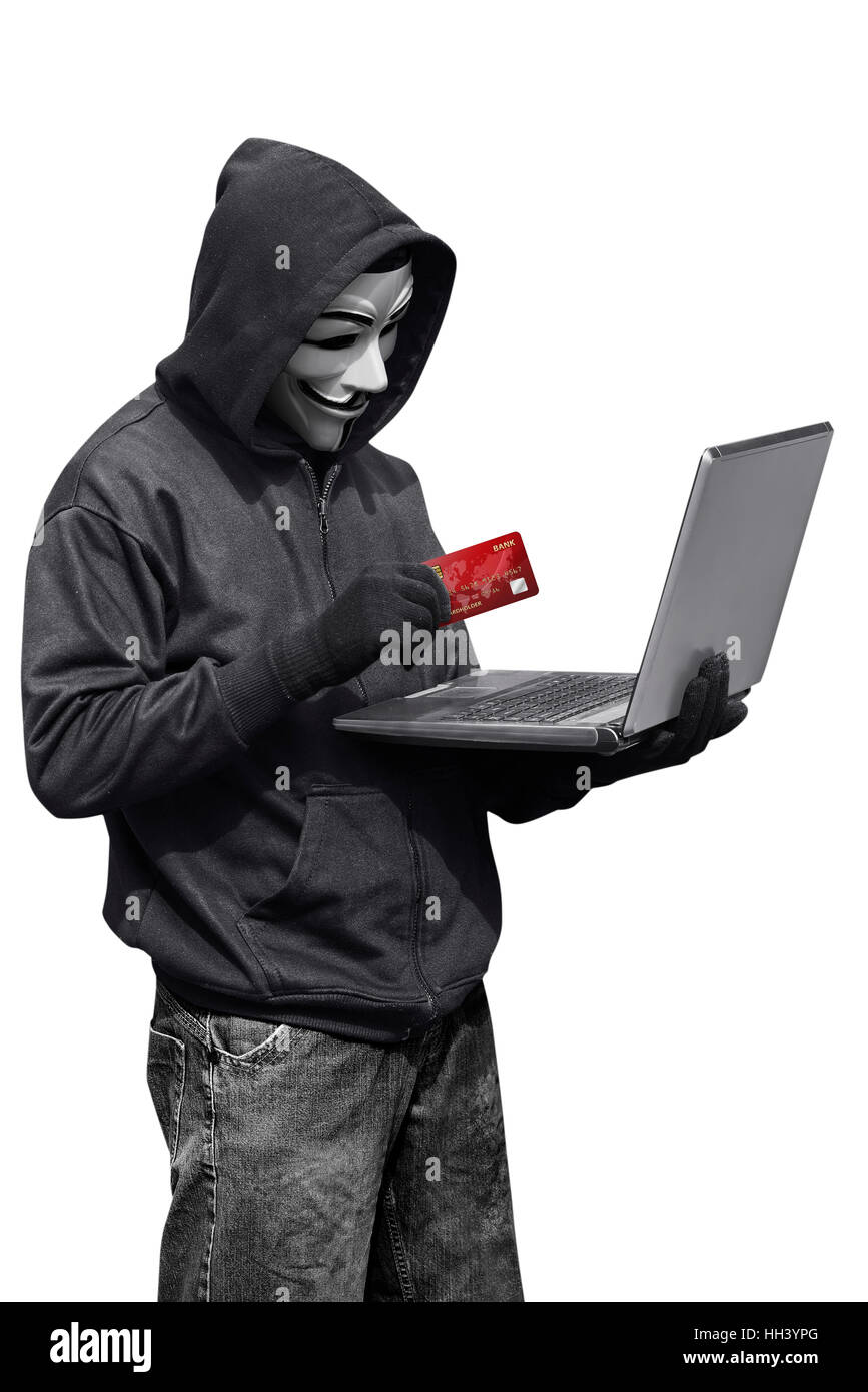 Hacker-Mann mit anonymen Maske mit Laptop und Kreditkarte stehen auf weißen  Hintergrund isoliert Stockfotografie - Alamy