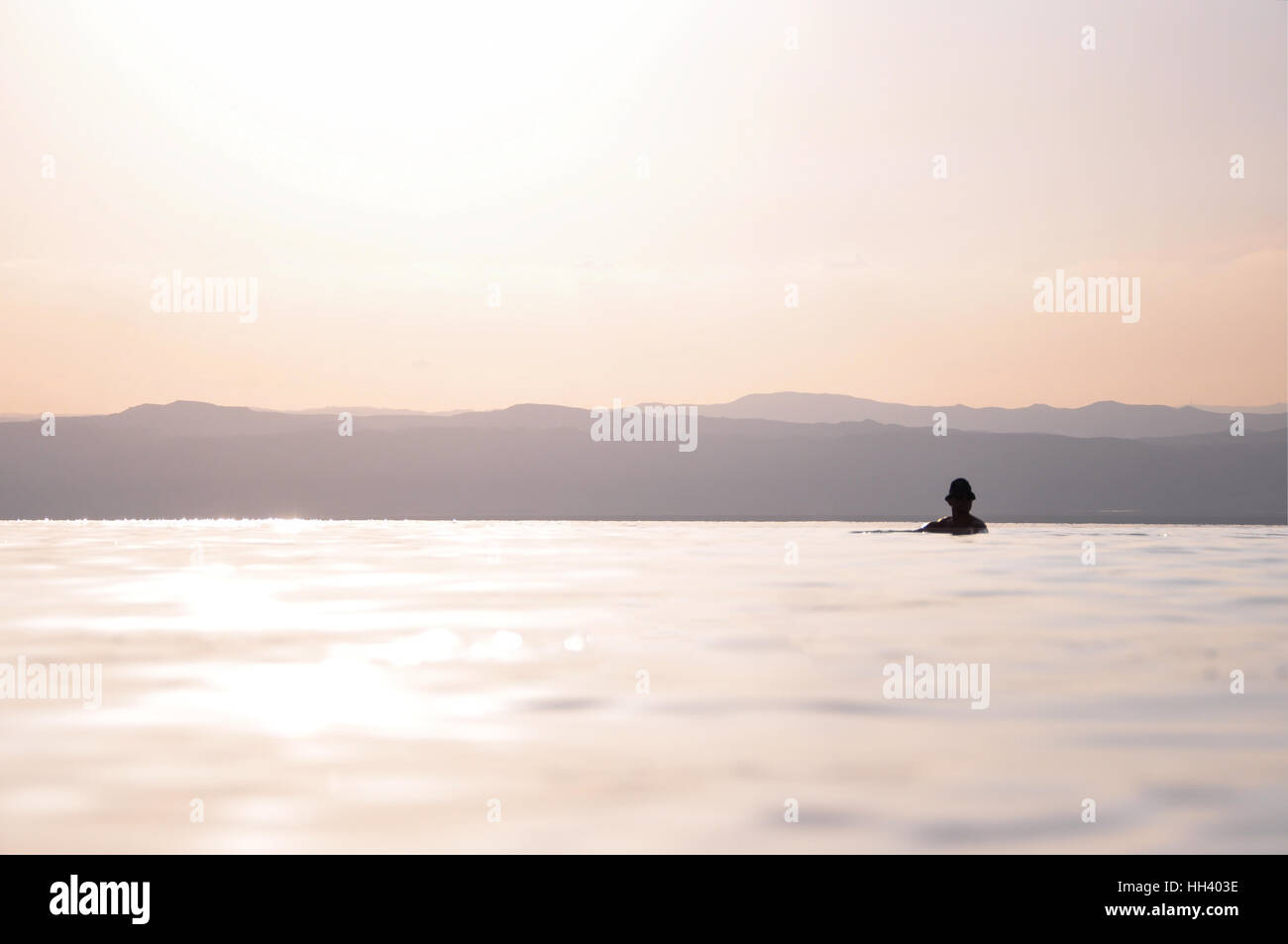 Man schwimmt auf dem Wasser des Toten Meeres Stockfoto