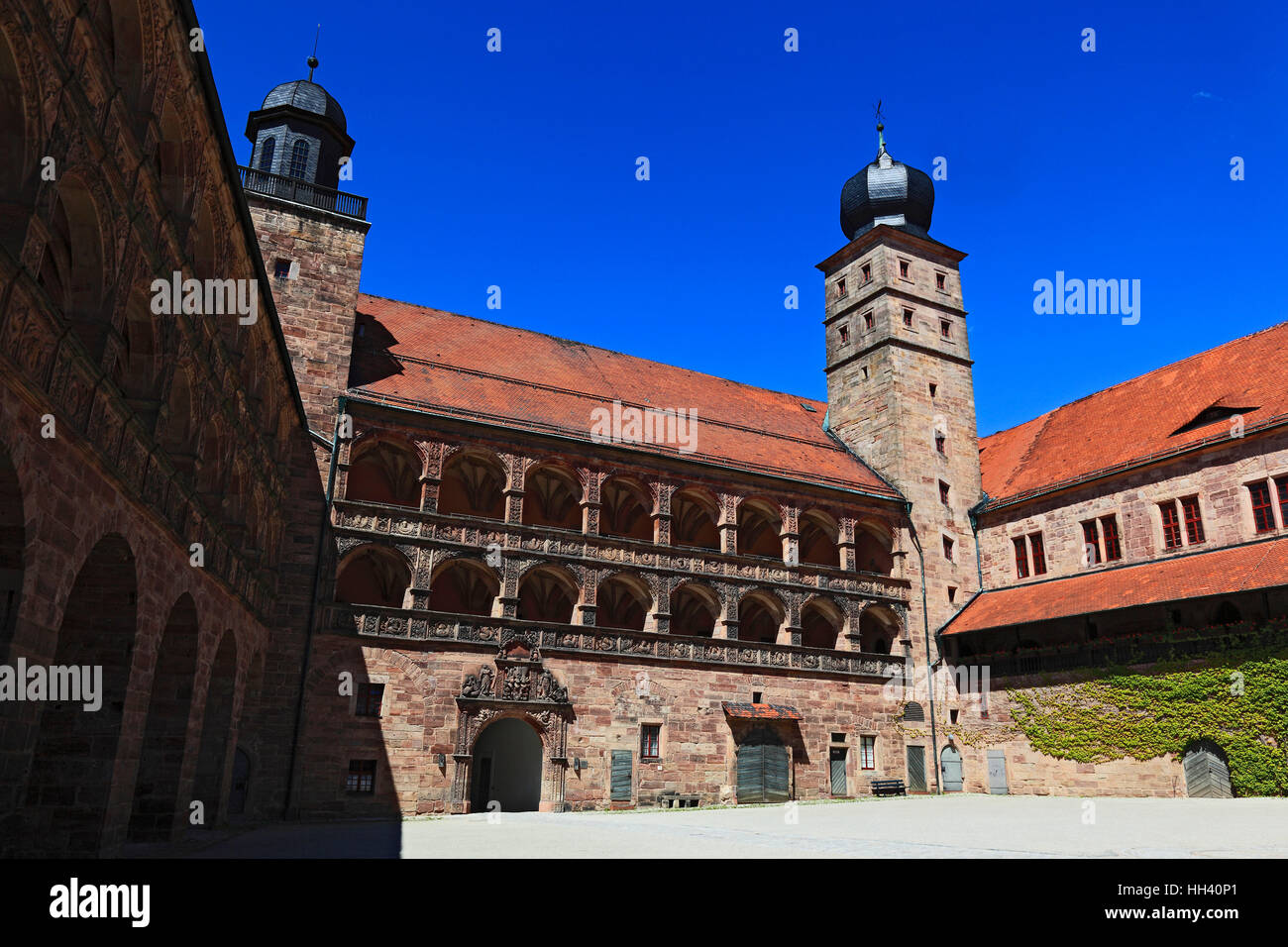 Das Schoene Hof, Renaissance Innenhof mit Reliefs Bilder zwischen den Arkaden, Hohenzollernresidenz Plassenburg, Kulmbach, Franken, Oberbayern Stockfoto