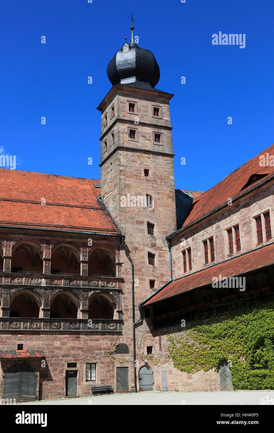 Das Schoene Hof, Renaissance Innenhof mit Reliefs Bilder zwischen den Arkaden, Hohenzollernresidenz Plassenburg, Kulmbach, Franken, Oberbayern Stockfoto