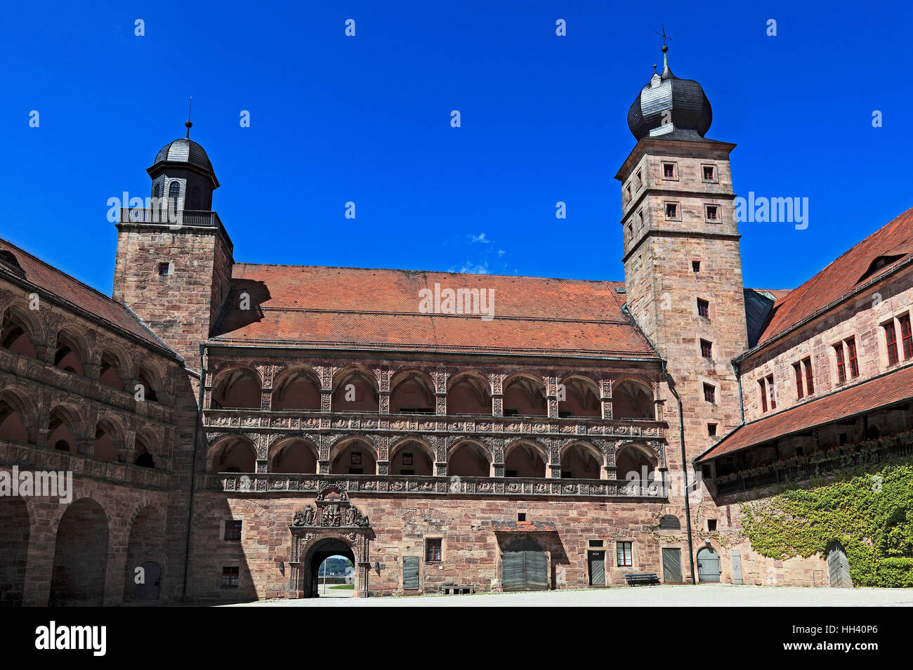 Das Schoene Hof, Renaissance Innenhof mit Reliefs Bilder zwischen den