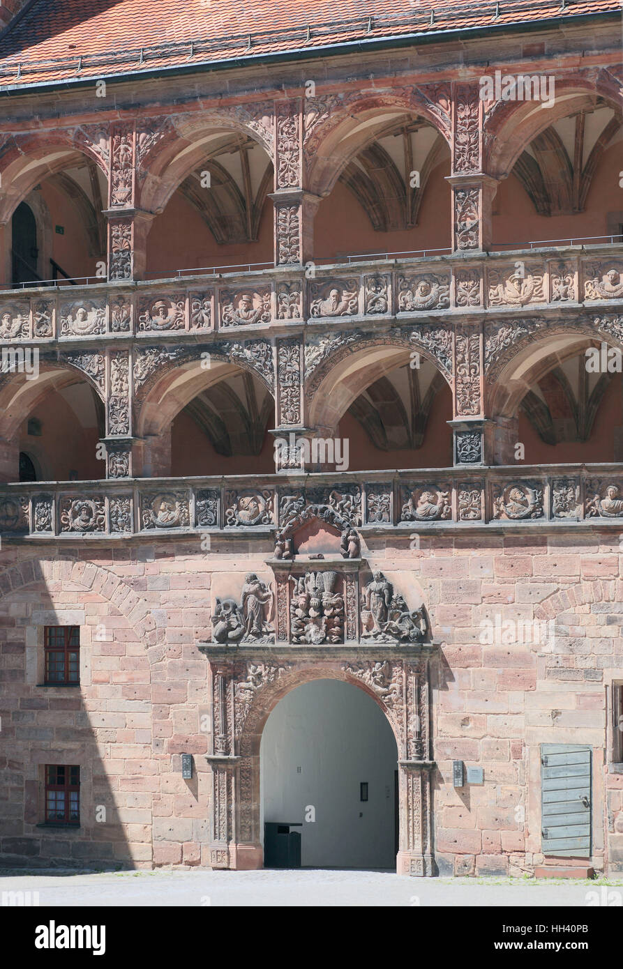 Das Schoene Hof, Renaissance Innenhof mit Reliefs Bilder zwischen den Arkaden, Hohenzollernresidenz Plassenburg, Kulmbach, Franken, Oberbayern Stockfoto