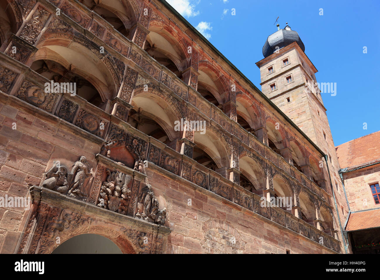 Das Schoene Hof, Renaissance Innenhof mit Reliefs Bilder zwischen den