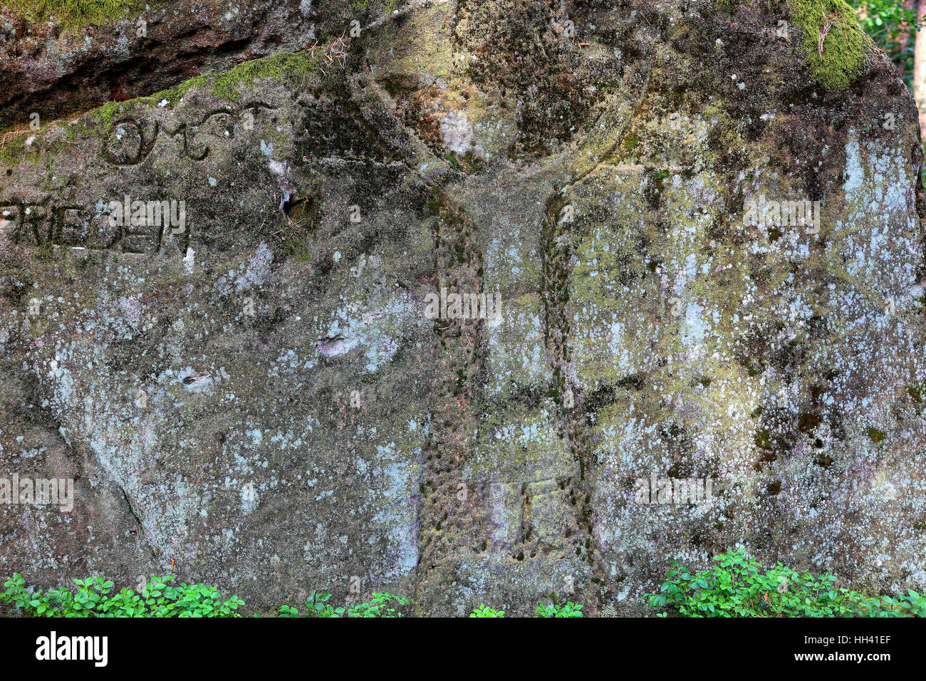 Verwitterte flache Relief, voraussichtlich Volto Santo Typ, Kruzifix, Teil von einem alten Pilgerweg, Ernst-Michel Felsen in der Nähe von Mainleus, Landkreis Kulmbach Stockfoto