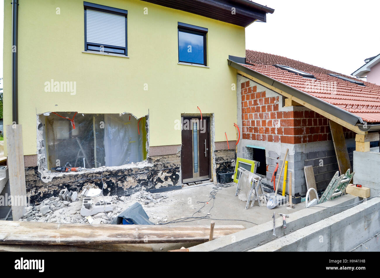 Umbau eines Einfamilienhauses und Hinzufügen einer Erweiterung, Wände und eine neue Terrasse. Bau-tools Stockfoto