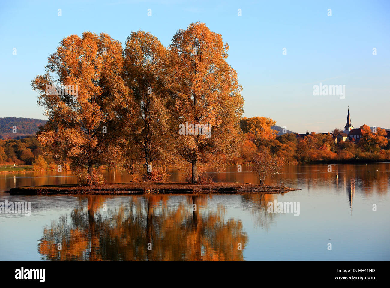 der See Oberauhofsee im Herbst im Abendlicht, Kulmbach, Upper Franconia, Bayern, Deutschland Stockfoto