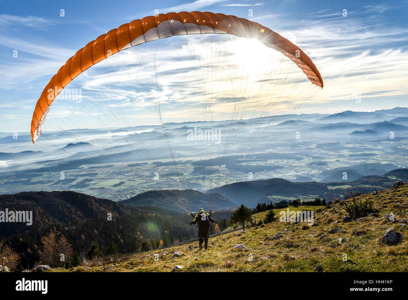 Gleitschirm hat begonnen. Fallschirm füllt sich mit Luft in den Bergen  Alpen Ona sonnigen Tag Stockfotografie - Alamy