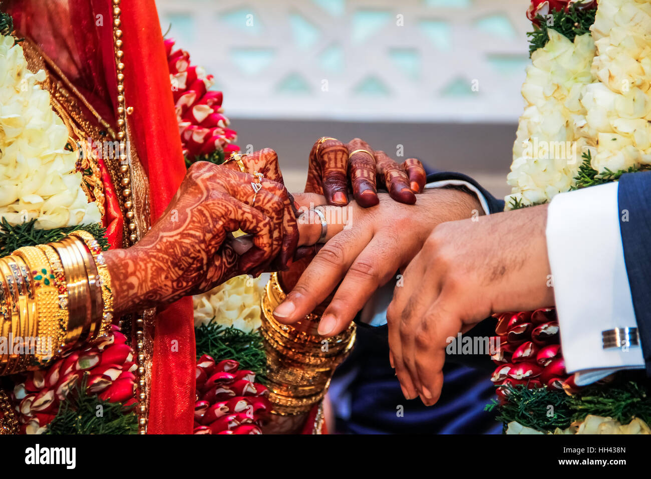 Braut Bräutigam seine Finger auf traditionelle südindische Hochzeitszeremonie Hochzeit Ring aufsetzen Stockfoto