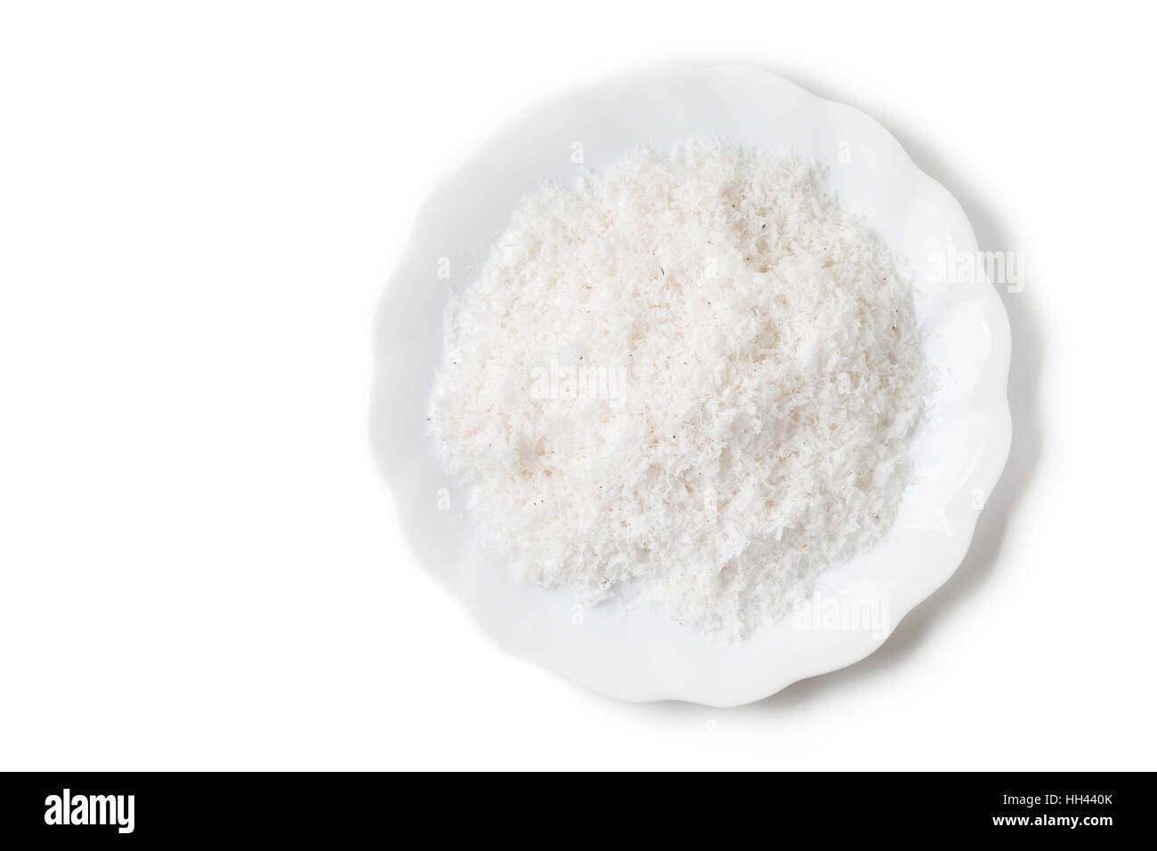 Kokosraspeln in Schale isoliert auf weiss Stockfoto