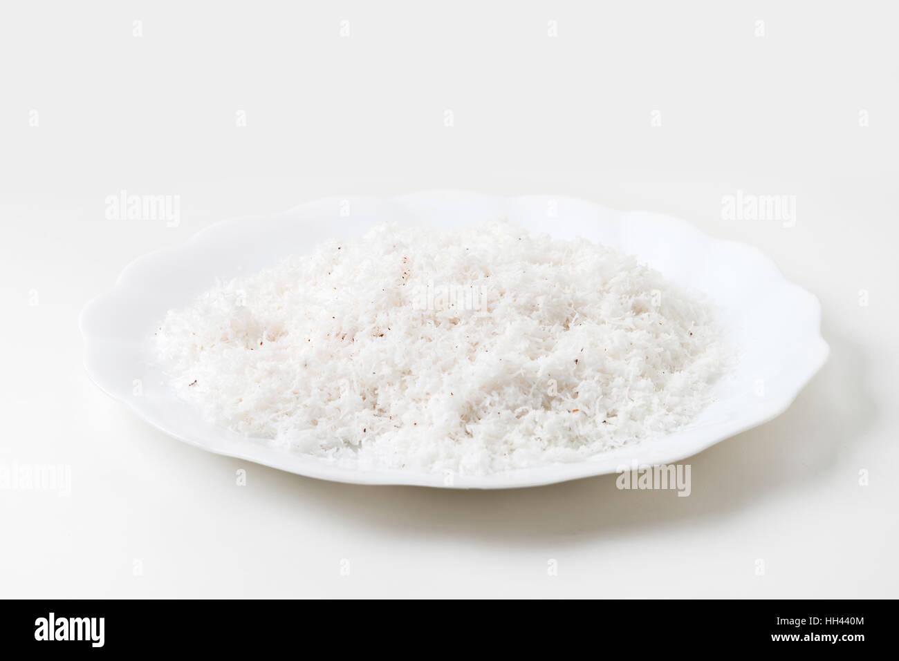 Kokosraspeln in Schale isoliert auf weiss Stockfoto